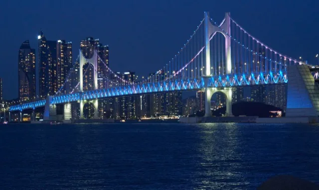 広安大橋のライトアップ夜景。広安里ビーチから見た橋と海面の反射